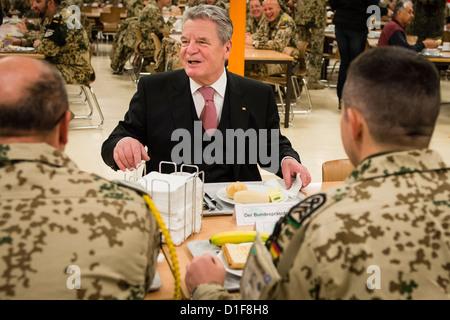 HANDOUT - Bundespräsident Joachim Gauck Unterhält Sich bin 18.12.2012 in der Kantine von Camp Marmal in Masar-e mit Beim Latte Mit Bundeswehrsoldaten. Foto: Bundesregierung/Steffen Kugler Stockfoto