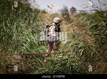 Ein US-Marine verwendet eine provisorische Brücke überqueren einen Kanal während einer Sicherheitspatrouille 30. April 2012 in Durzay, Afghanistan. Stockfoto