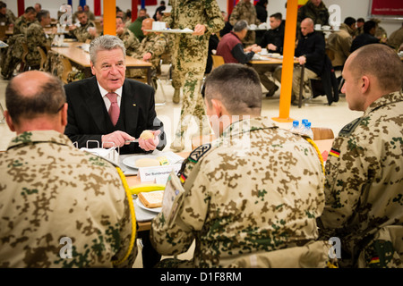 HANDOUT - Bundespräsident Joachim Gauck Unterhält Sich bin 18.12.2012 in der Kantine von Camp Marmal in Masar-e mit Beim Latte Mit Bundeswehrsoldaten. Foto: Bundesregierung/Steffen Kugler Stockfoto