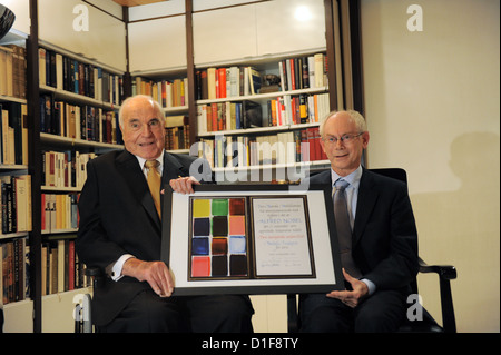 (HANOUT) Ein Handout vom 18. Dezember 2012 zeigt die ehemaligen deutschen Bundeskanzler Helmut Kohl (L) erhält der Präsident des Europäischen Rates Herman Van Rompuy in seinem Privathaus in Ludwigshafen, Deutschland. Von Rompuy brachte Kohl eine Kopie des mit dem Friedensnobelpreis ausgezeichnet. Die EU erhielt den Friedensnobelpreis in Oslo am 10. Dezember 2012 für sechs Jahrzehnte erfolgreiche Vereinbarkeitspolitik. Foto: DANIEL BISKUP/BILDZEITUNG Stockfoto