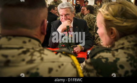 Ein Handout Bild zeigt deutsche Bundespräsident Joachim Gauck im Camp Marmal mit Bundeswehr-Soldaten und zivile Entwicklung Helfer in Mazar-i-Sharif, Afghanistan, 17. Dezember 2012. Foto: Bundesregierung/Steffen Kugler Stockfoto