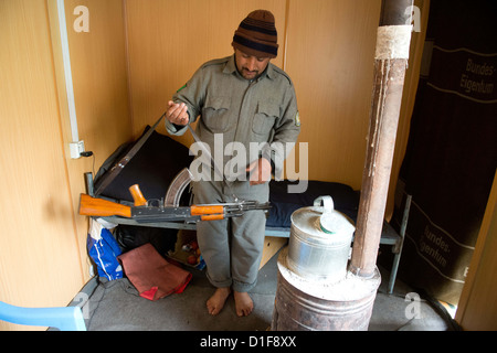 Ein Polizist der Afghanischen Nationalpolizei sitzt in seiner schlafenden Wohnheim in Mazar-i-Sharif, Afghanistan, 18. Dezember 2012. Die Bundeswehr verlassen Afghanistan im Jahr 2014. Foto: MAURIZIO GAMBARINI Stockfoto