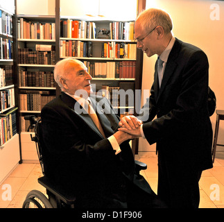 (HANOUT) Ein Handout vom 18. Dezember 2012 zeigt die ehemaligen deutschen Bundeskanzler Helmut Kohl (L) erhält der Präsident des Europäischen Rates Herman Van Rompuy in seinem Privathaus in Ludwigshafen, Deutschland. Von Rompuy brachte Kohl eine Kopie des mit dem Friedensnobelpreis ausgezeichnet. Die EU erhielt den Friedensnobelpreis in Oslo am 10. Dezember 2012 für sechs Jahrzehnte erfolgreiche Vereinbarkeitspolitik. Foto: DANIEL BISKUP/BILDZEITUNG Stockfoto