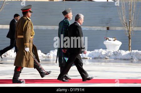 Deutscher Bundespräsident Joachim Gauck wird von Afghanistans Präsident Hamid Karzai (m) in Kabul, Afghanistan, 18. Dezember 2012 empfangen. Beratungen über Zivil-sowie Entwicklungspolitik und Zusammenarbeit nach dem Abzug der ausländischen Truppen im Jahr 2014 sind für den Tag geplant. Foto: WOLFGANG KUMM Stockfoto