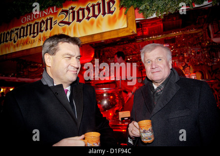 Bayerischen Finance Minister Markus Soeder (L) und Premier von Bayern Horst Seehofer trinken eine Feuerzangenbowle bei der Christkindlemarkt nach der Kabinettssitzung in Nürnberg, 18. Dezember 2012. Foto: DAVID EBENER Stockfoto