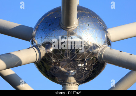 Eine der Kugeln des Atomiums in Brüssel, Belgien Stockfoto