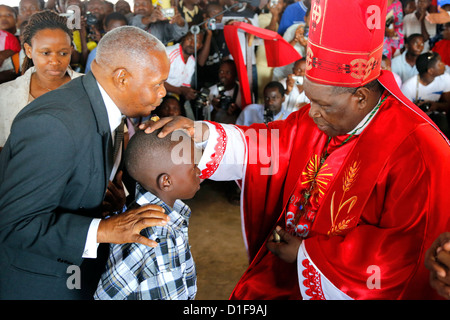 Römisch-katholischer Bischof Telesphor Mkude Morogoro Diözese während der Konfirmationsfeier in Bagamoyo, Tanzania Stockfoto