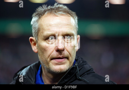 Freiburgs Trainer Christian Streich steht während des DFB-Pokal-Spiels zwischen Karlsruher SC und SC Freiburg im Wildparkstadion in Karlsruhe, Deutschland, 18. Dezember 2012. Foto: UWE ANSPACH (Achtung: der DFB verbietet die Nutzung und Veröffentlichung der sequentiellen Bilder über das Internet und andere Online-Medien während des Spiels (inkl. Pause). ACHTUNG: SPERRUNG ZEITRAUM! Die DFB ermöglicht die weitere Nutzung und Veröffentlichung der Bilder für mobile Dienste (vor allem MMS) und DVB-H und DMB erst nach dem Ende des Spiels.) Stockfoto