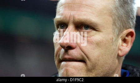 Freiburgs Trainer Christian Streich steht während des DFB-Pokal-Spiels zwischen Karlsruher SC und SC Freiburg im Wildparkstadion in Karlsruhe, Deutschland, 18. Dezember 2012. Foto: UWE ANSPACH (Achtung: der DFB verbietet die Nutzung und Veröffentlichung der sequentiellen Bilder über das Internet und andere Online-Medien während des Spiels (inkl. Pause). ACHTUNG: SPERRUNG ZEITRAUM! Die DFB ermöglicht die weitere Nutzung und Veröffentlichung der Bilder für mobile Dienste (vor allem MMS) und DVB-H und DMB erst nach dem Ende des Spiels.) Stockfoto