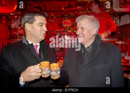 Bayerischen Finance Minister Markus Soeder (L) und Premier von Bayern Horst Seehofer trinken eine Feuerzangenbowle bei der Christkindlemarkt nach der Kabinettssitzung in Nürnberg, 18. Dezember 2012. Foto: DAVID EBENER Stockfoto