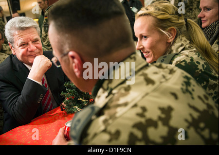 Ein Handout Bild zeigt deutsche Bundespräsident Joachim Gauck im Camp Marmal mit Bundeswehr-Soldaten und zivile Entwicklung Helfer in Mazar-i-Sharif, Afghanistan, 17. Dezember 2012. Foto: Bundesregierung/Steffen Kugler Stockfoto