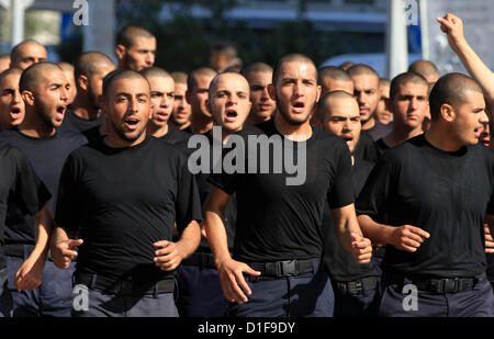 19. Dezember 2012 - Gaza-Stadt, Gaza-Streifen - palästinensische Hamas Polizisten laufen während der Übungen. (Kredit-Bild: © Majdi Fathi/APA-Images/ZUMAPRESS.com) Stockfoto