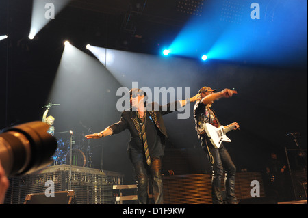 Klaus Meine und seine Band The Scorpions führen Sie auf der Bühne während des letzten Konzerts der ihre endgültige Sting-World-Tour in der Olympiahalle in München, 17. Dezember 2012. Foto: Frank Leonhardt Stockfoto