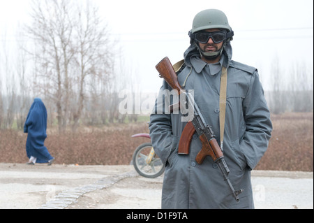 Polizisten der Afghanischen Nationalpolizei sichern die Straße, um Balkh in Mazar-i-Sharif, Afghanistan, 18. Dezember 2012. Die Bundeswehr verlassen Afghanistan im Jahr 2014. Foto: MAURIZIO GAMBARINI Stockfoto