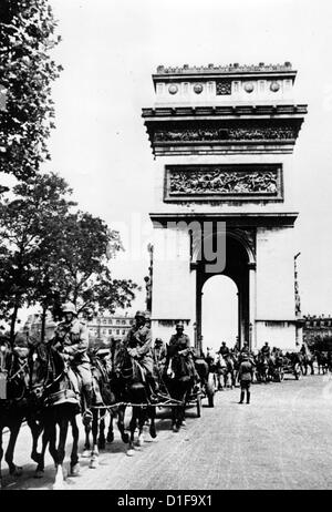 Invasion von Paris durch deutsche Truppen im Juni 1940 - Deutsche Soldaten marschieren am Arc de Triomphe vorbei. Fotoarchiv für Zeitgeschichte Stockfoto