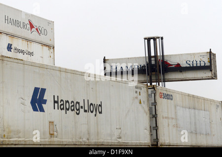Container der Reederei Hamburg verklagt werden abtransportiert mit Hapag-Lloyd Unternehmen Container an den Freihafen in Hamburg, Deutschland, 18. Dezember 2012. Foto: Alex Ehlers Stockfoto