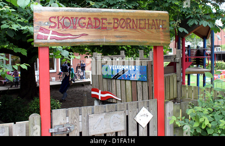 (DATEI) Eine Archivfoto datiert 28. Juni 2012 zeigt den Eingang in den dänischen Kindergarten "Skovgade Boernehave" in Flensburg, Deutschland. Kinder werden in dänischen Kindergarten sozialen, sprachliche, kreative und technische Fähigkeiten in dänischer Sprache unterrichtet. Foto: Malte Christen Stockfoto