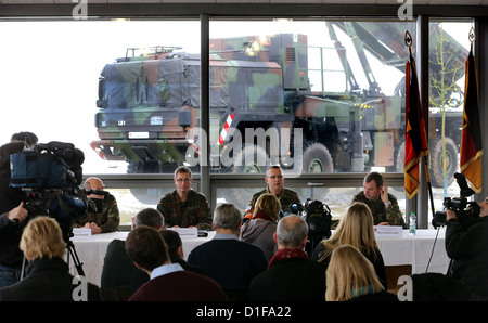 Das "Patriot" Boden-Luft-Raketen-System wird während ein Medientag durch die Bundeswehr in Warbelow, Deutschland, 18. Dezember 2012 präsentiert. Nach einer Entscheidung des Deutschen Bundestages wird der Bundeswehr "Patriot" System in der Türkei zur NATO-Partner von syrischen Angriffen zu schützen. Foto: BERND WUESTNECK Stockfoto