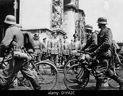 Deutsche Truppen marschieren im Juni 1940 in Paris ein - deutsches Fahrradbataillon marschiert am Arc de Triomphe entlang der deutschen Generäle. Fotoarchiv für Zeitgeschichte Stockfoto