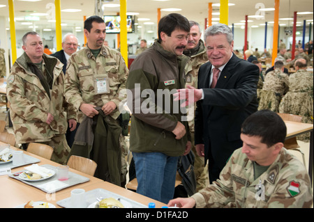 (HANDOUT) - zeigt ein Handout Bild deutscher Bundespräsident Joachim Gauck (r) und ungarischen Präsidenten Janos Ader (M) in der Kantine während des Frühstücks in Mazar-i-Sharif, Afghanistan, 18. Dezember 2012. Foto: Maurizio Gambarini Stockfoto