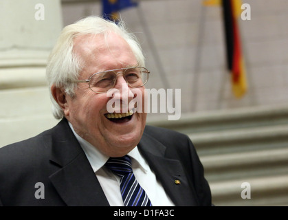 Ehemaliger Ministerpräsident von Rheinland-Pfalz (1976-1988) und Thüringen (1992-2003) Bernhard Vogel (Christdemokraten) lächelt der Bundesrat in Berlin, Deutschland, 17. Dezember 2012. Ein Empfang anlässlich des Vogels 80. Geburtstag fand im Konrad-Adenauer-Stiftung statt. Foto: STEPHANIE PILICK Stockfoto