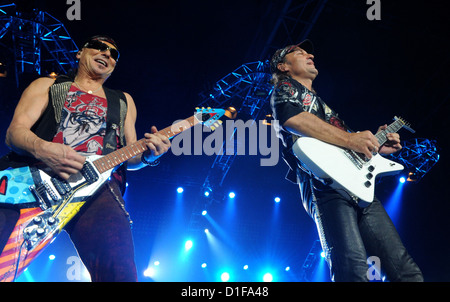 Während des letzten Konzerts der ihre endgültige Sting-World-Tour in der Olympiahalle in München, 17. Dezember 2012 durchführen Gitarristen Rudolf Schenker (l) und Matthias Jabs (R) die Scorpions auf der Bühne. Foto: Frank Leonhardt Stockfoto