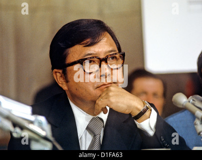 Vereinigte Staaten Senator Daniel K. Inouye (Demokrat von Hawaii) hört Aussage vor dem Senate Watergate Committee im Sommer 1973. Senator Inouye verstarb am Montag, 17. Dezember 2012 aufgrund von respiratorischen Komplikationen am Walter Reed National Military Medical Center in Bethesda. Er war 88..Credit: Arnie Sachs / CNP Stockfoto