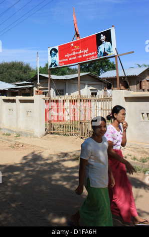 Die Menschen gehen vorbei an das Büro der birmanischen Partei Nationalliga für Demokratie in Bagan, Myanmar, 29. Oktober 2012. Am Eingang sind Fotos von Parteichef und Nobel Friedenspreis Friedensnobelpreisträgerin Aung San Suu Kyi und ihr Vater Aung San, ehemaliger Kommandant der Unabhängigkeit-Armee-Ansicht zu sehen. Foto: Rolf Zimmermann Stockfoto