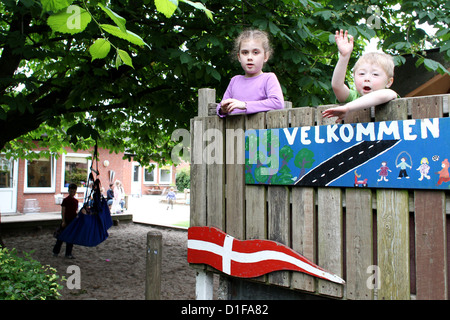 (DATEI) Eine Archivfoto vom 28. Juni 2012 zeigt Kinder der dänischen Minderheit, Zoe und Pelle spielen im dänischen Kindergarten "Skovgade Boernehave" in Flensburg, Deutschland. Kinder werden in dänischen Kindergarten sozialen, sprachliche, kreative und technische Fähigkeiten in dänischer Sprache unterrichtet. Foto: Malte Christen Stockfoto