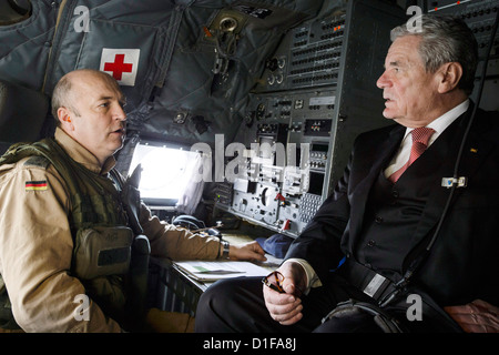 (HANDOUT) - zeigt ein Handout Bild deutscher Bundespräsident Joachim Gauck (r) an Bord eines Flugzeugs Transall nach Kabul in Mazar-i-Sharif, Afghanistan, 18. Dezember 2012. Foto: BUNDESREGIERUNG / STEFFEN KUGLER Stockfoto