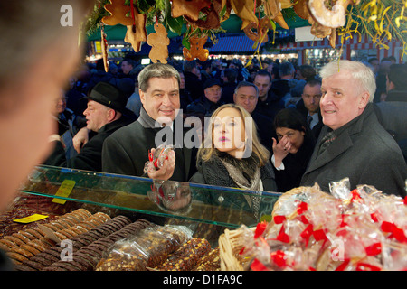 Bayerischer Finanzminister Markus Soeder (L-R), Justizministerin Beate Merk und Premier von Bayern Horst Seehofer stehen bei einem Lebkuchen-Cookie-Stand auf der Christkindlemarkt nach der Kabinettssitzung in Nürnberg, 18. Dezember 2012. Foto: DAVID EBENER Stockfoto
