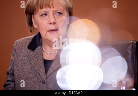 Bundeskanzlerin Angela Merkel besucht der wöchentlichen Kabinettssitzung im Kanzleramt in Berlin, Deutschland, 19. Dezember 2012. Diese Woche Kabinettssitzung konzentriert sich auf die Ausweitung der das Stromnetz. Foto: KAY NIETFELD Stockfoto