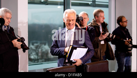 Bundesverkehrsminister Peter Ramsauer besucht der wöchentlichen Kabinettssitzung im Kanzleramt in Berlin, Deutschland, 19. Dezember 2012. Diese Woche Kabinettssitzung konzentriert sich auf die Ausweitung der das Stromnetz. Foto: KAY NIETFELD Stockfoto