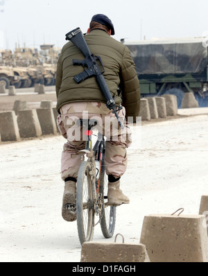 Ein US-Soldat durchläuft das Camp in Masar-i-Sharif, Afghanistan, 19. Dezember 2012. Foto: Wolfgang Kumm Stockfoto