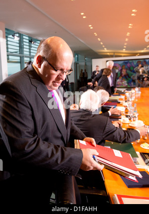 Bundesumweltminister Peter Altmaier besucht der wöchentlichen Kabinettssitzung im Kanzleramt in Berlin, Deutschland, 19. Dezember 2012. Diese Woche Kabinettssitzung konzentriert sich auf die Ausweitung der das Stromnetz. Foto: KAY NIETFELD Stockfoto