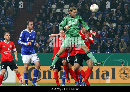 Schalke Torwart Timo Hildebrand in Aktion während der DFB-Pokal Runde von sechzehn match zwischen FC Schalke 04 und 1. FSV Mainz 05 in der Veltins-Arena in Gelsenkirchen, Deutschland, 18. Dezember 2012. Foto: Kevin Kurek Stockfoto