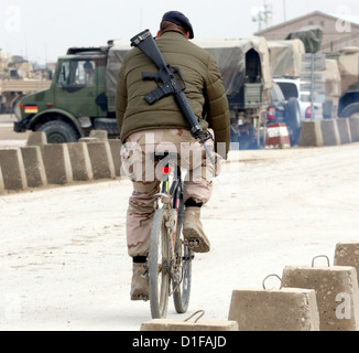 Ein US-Soldat durchläuft das Camp in Masar-i-Sharif, Afghanistan, 19. Dezember 2012. Foto: Wolfgang Kumm Stockfoto