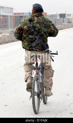 Ein US-Soldat durchläuft das Camp in Masar-i-Sharif, Afghanistan, 19. Dezember 2012. Foto: Wolfgang Kumm Stockfoto