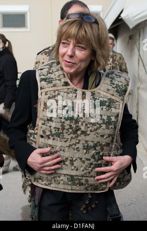 Partner des deutschen Bundespräsidenten Joachim Gauck, Daniela Schadt, versucht eine Splitterschutzweste, wie sie das Krankenhaus in Camp Marmal in Mazar-i-Sharif, Afghanistan, 19. Dezember 2012 Besuche. Foto: MAURIZIO GAMBARINI Stockfoto