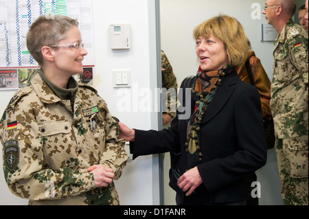 Partner des deutschen Bundespräsidenten Joachim Gauck, Daniela Schadt, spricht mit Soldaten, als sie das Krankenhaus in Camp Marmal in Mazar-i-Sharif, Afghanistan, 19. Dezember 2012 besucht. Foto: MAURIZIO GAMBARINI Stockfoto