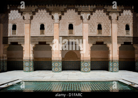 Ein gefliesten Innenhof und reflektierenden Pool am Ben Youssef Madrassa, Marrakesch, Marokko, Nordafrika, Afrika Stockfoto