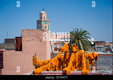 Bunte Wolle hängen zum Trocknen in die Färber Souk, Marrakesch, Marokko, Nordafrika, Afrika Stockfoto