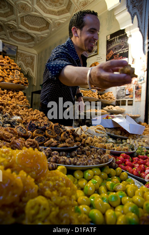 Ein Stall zu verkaufen bunte Süßigkeiten in den Souk in Marrakesch, Marokko, Nordafrika, Afrika Stockfoto