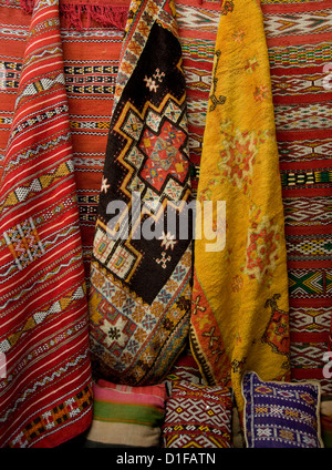 Teppiche für den Verkauf in den Souk in Marrakesch, Marokko, Nordafrika, Afrika Stockfoto