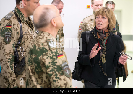 Partner des deutschen Bundespräsidenten Joachim Gauck, Daniela Schadt, spricht mit Soldaten, als sie das Krankenhaus in Camp Marmal in Mazar-i-Sharif, Afghanistan, 19. Dezember 2012 besucht. Foto: MAURIZIO GAMBARINI Stockfoto