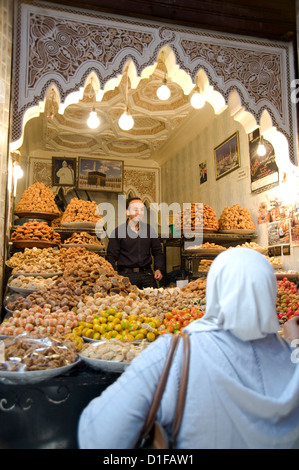 Nüssen und getrockneten Früchten zum Verkauf an einem Stall in den Souk in Marrakesch, Marokko, Nordafrika, Afrika Stockfoto