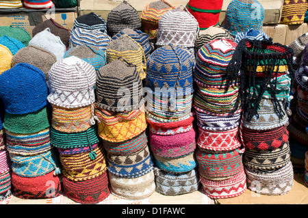 Bunten gestrickten Wollmützen für den Verkauf in den Souk in Marrakesch, Marokko, Nordafrika, Afrika Stockfoto