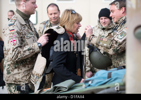 Partner des deutschen Bundespräsidenten Joachim Gauck, Daniela Schadt, spricht mit Soldaten, als sie das Krankenhaus in Camp Marmal in Mazar-i-Sharif, Afghanistan, 19. Dezember 2012 besucht. Foto: MAURIZIO GAMBARINI Stockfoto