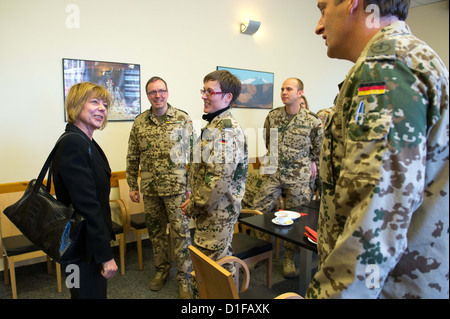 Partner des deutschen Bundespräsidenten Joachim Gauck, Daniela Schadt, spricht mit Soldaten, als sie das Krankenhaus in Camp Marmal in Mazar-i-Sharif, Afghanistan, 19. Dezember 2012 besucht. Foto: MAURIZIO GAMBARINI Stockfoto