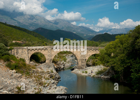 Die Genueser Brücke einen Stein gewölbt Brücke über den Fluss Porto in der Nähe von Porto, Korsika, Frankreich Stockfoto